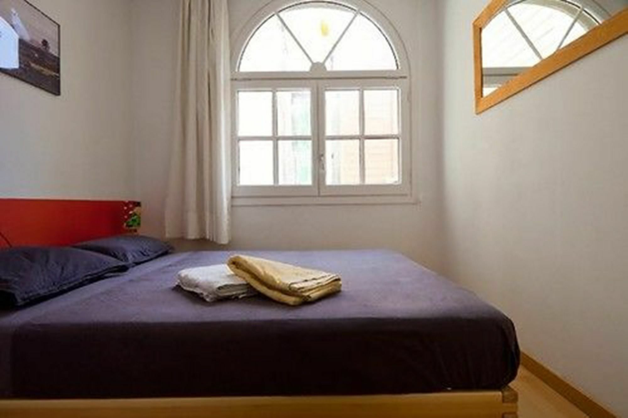 La Casa De Laura Nisia B&B Барселона Екстериор снимка
