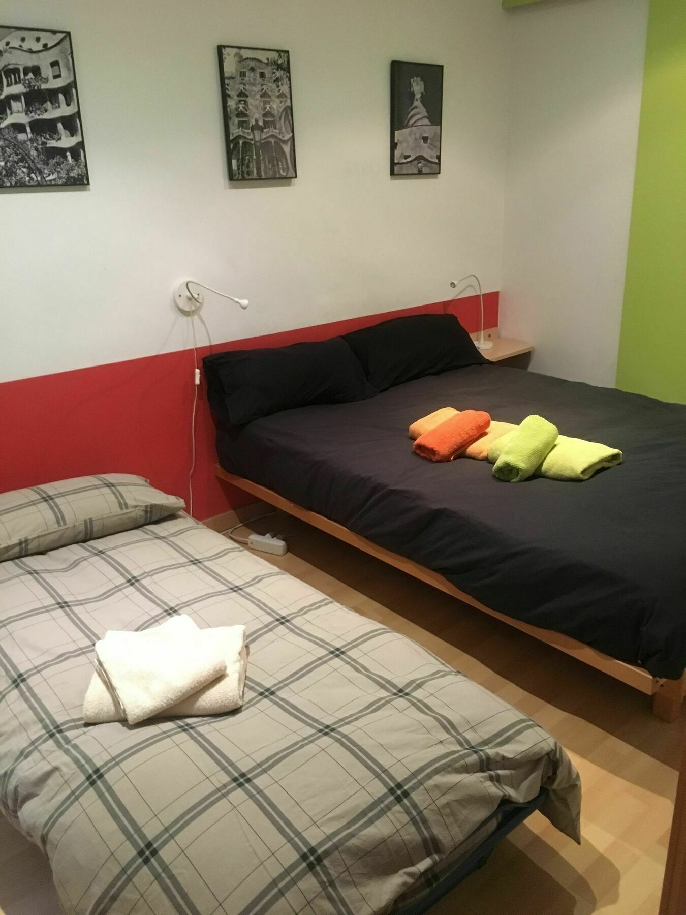 La Casa De Laura Nisia B&B Барселона Екстериор снимка