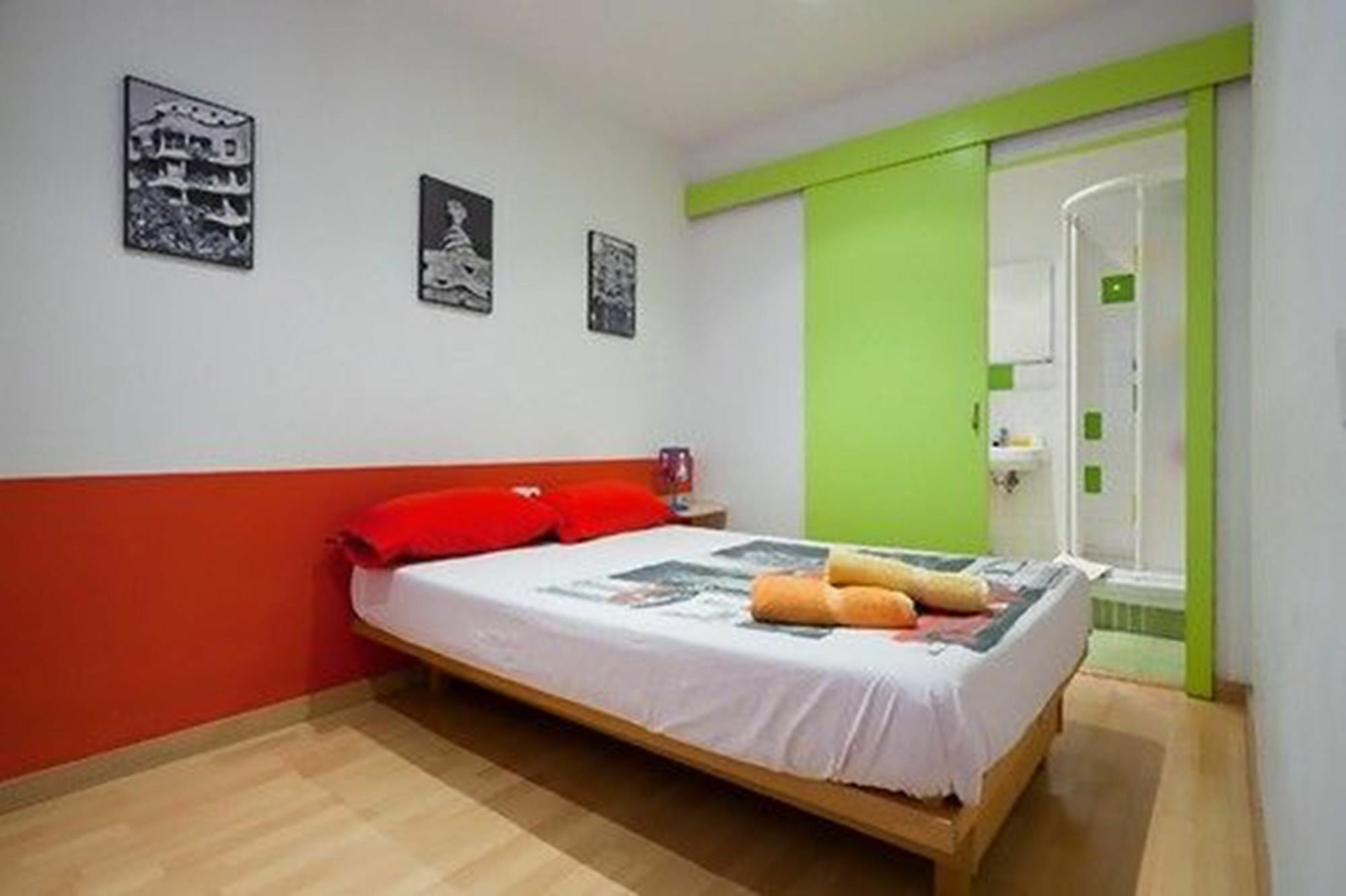 La Casa De Laura Nisia B&B Барселона Екстериор снимка
